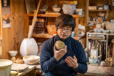 200年続く窯元に生まれた岡田泰が感じる、萩焼の未来と父の背中